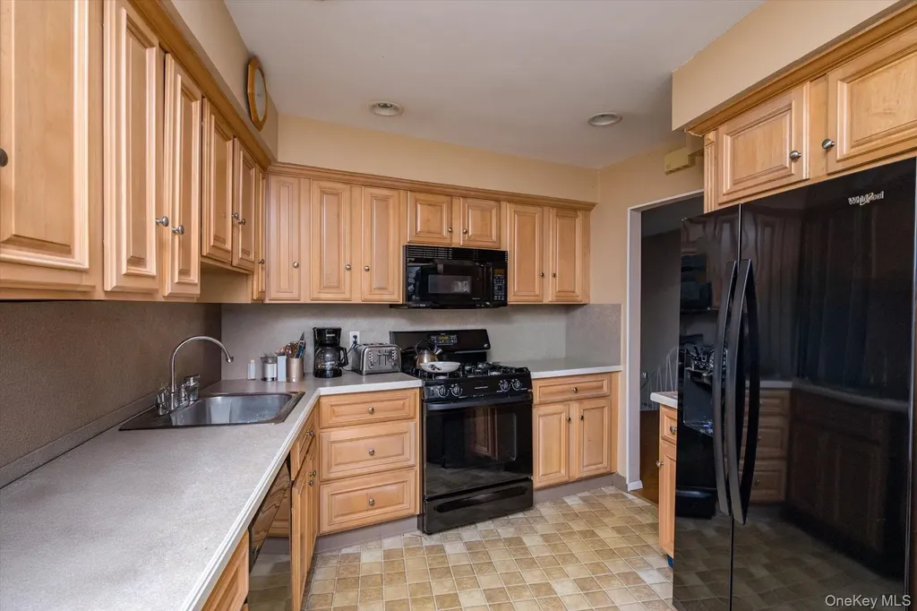 42 Netto Lane Plainview NY 11803