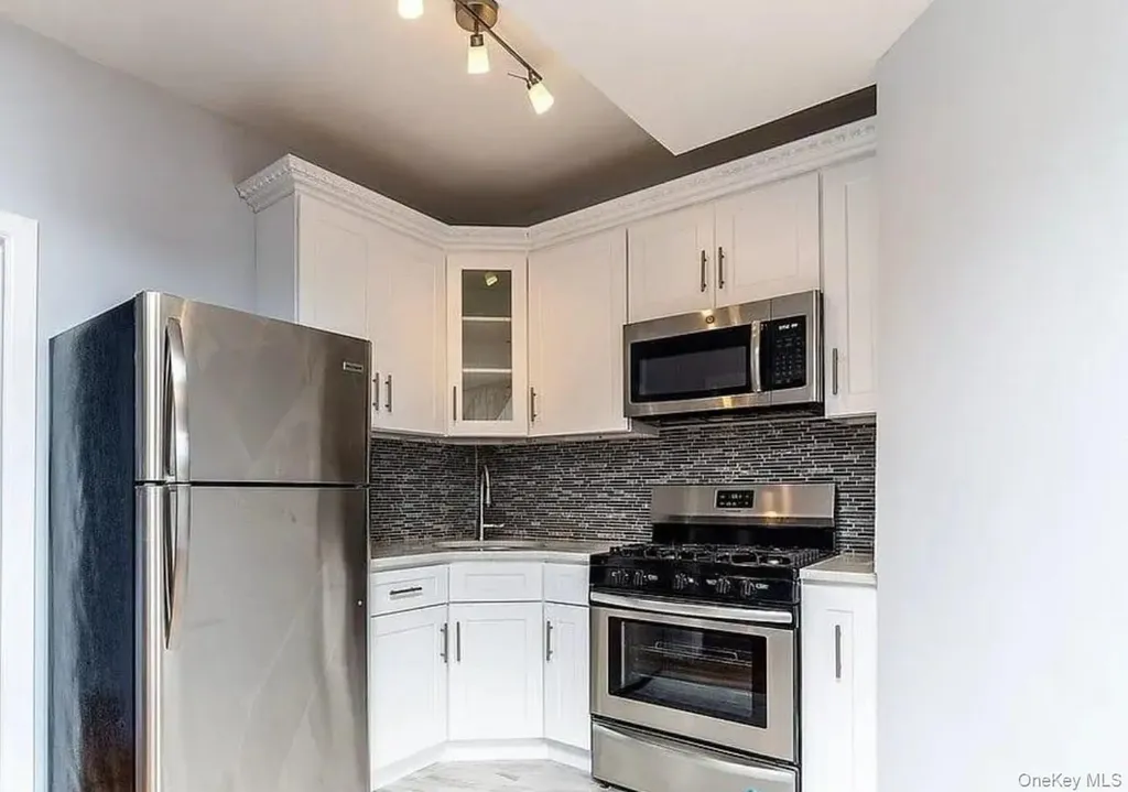 712 E 211th Street Bronx NY 10467