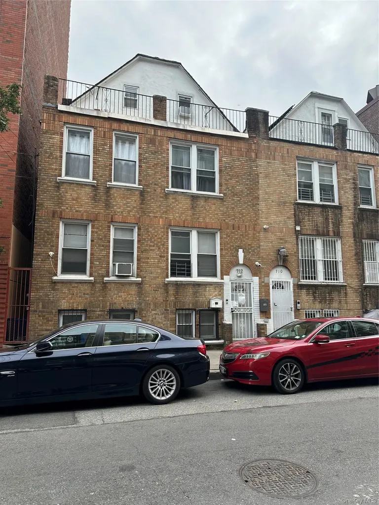 712 E 211th Street Bronx NY 10467