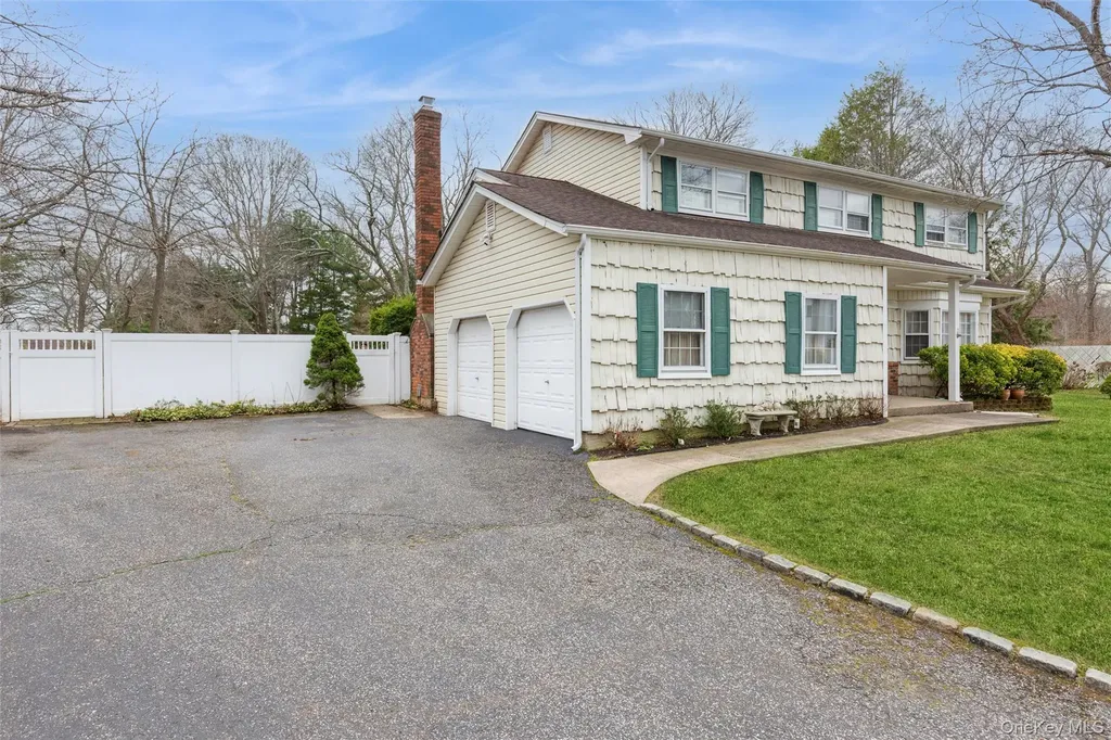 10 Liso Drive Mount Sinai NY 11766