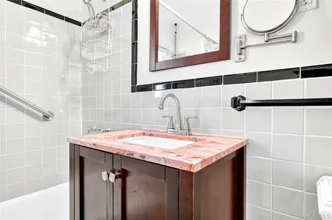 115 Robins Road New Rochelle NY 10801