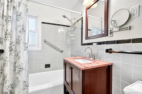 115 Robins Road New Rochelle NY 10801