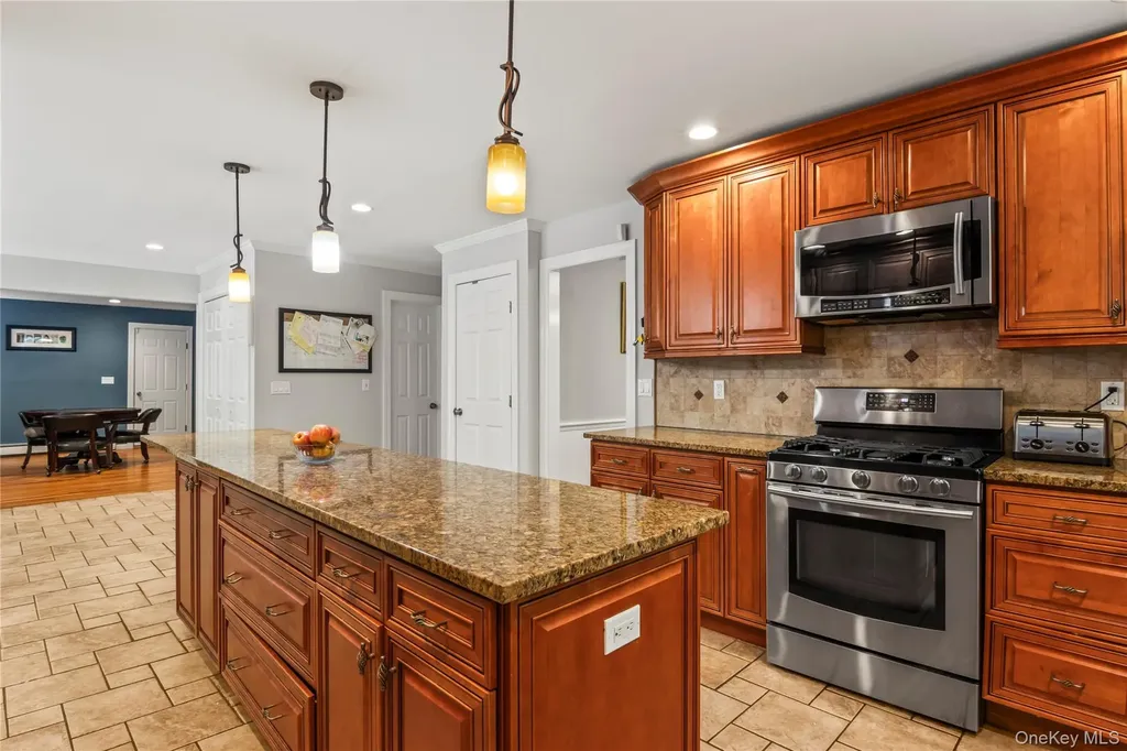 7 E Gate Lane Setauket NY 11733