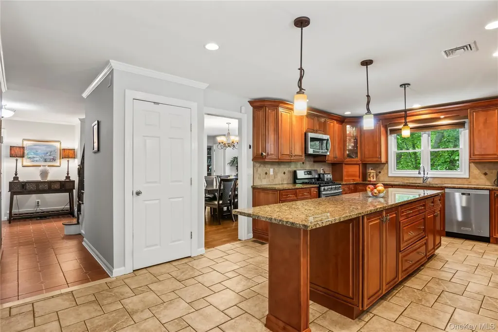 7 E Gate Lane Setauket NY 11733