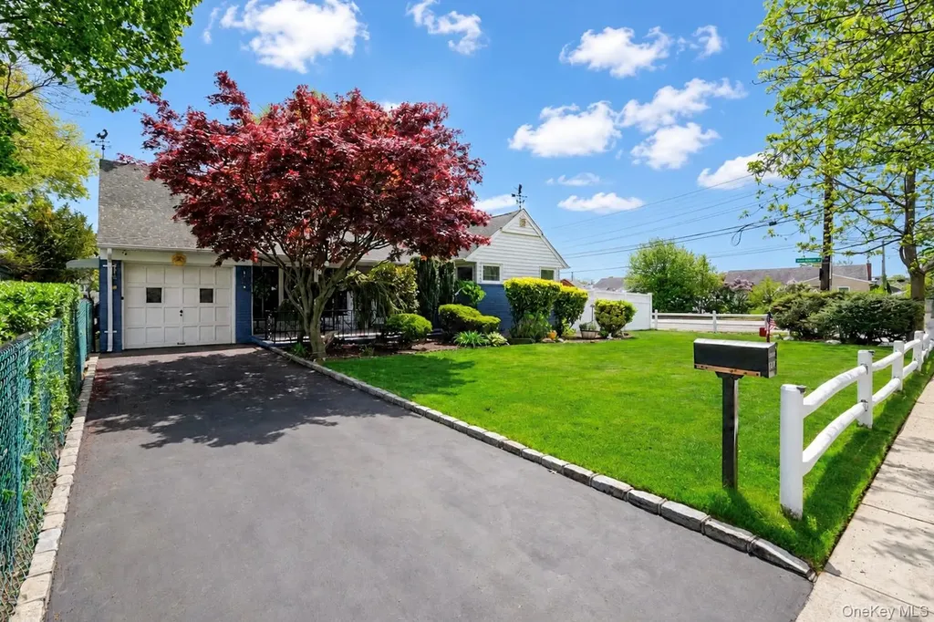 1221 Wantagh Oaks Gate Wantagh NY 11793