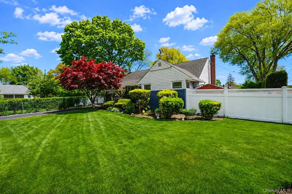 1221 Wantagh Oaks Gate Wantagh NY 11793