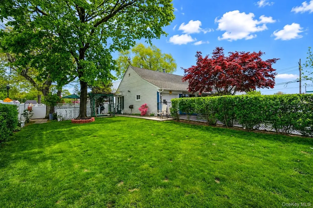 1221 Wantagh Oaks Gate Wantagh NY 11793