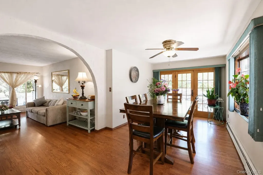 1221 Wantagh Oaks Gate Wantagh NY 11793