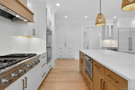 654 Caledonia Road Dix Hills NY 11746