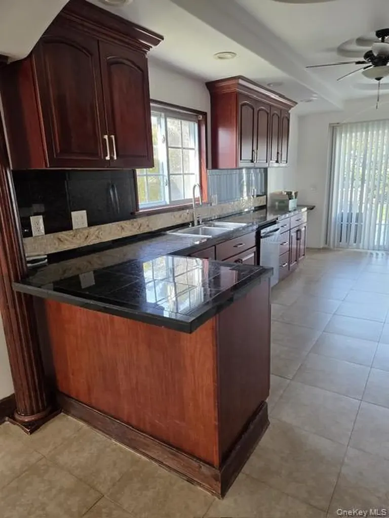 16 Trinity Place Hewlett NY 11557