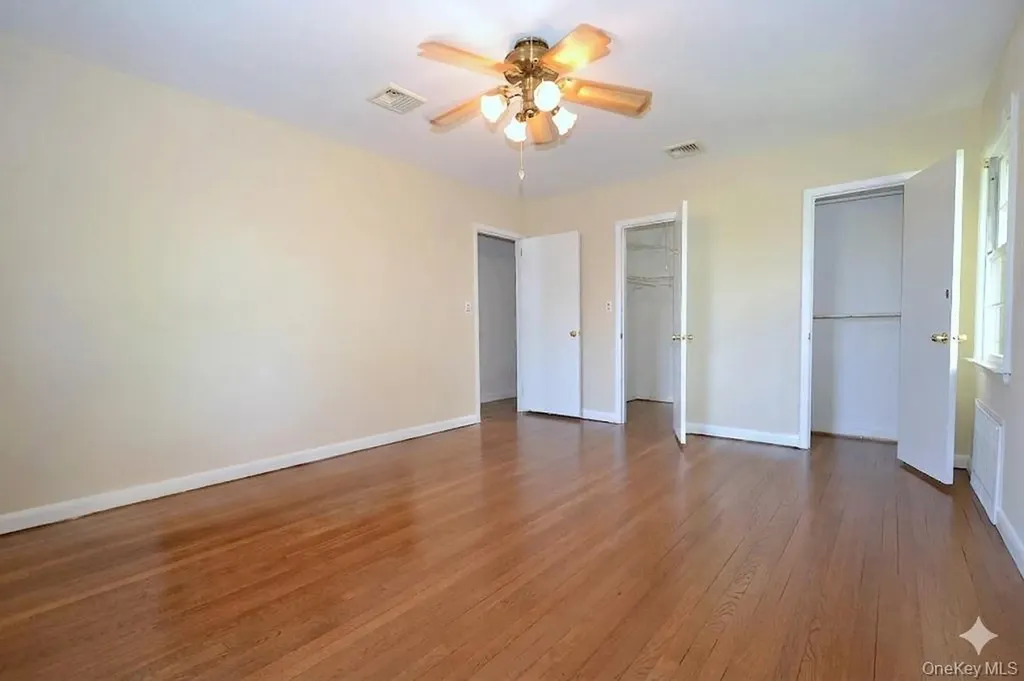 16 Hunter Place Smithtown NY 11787