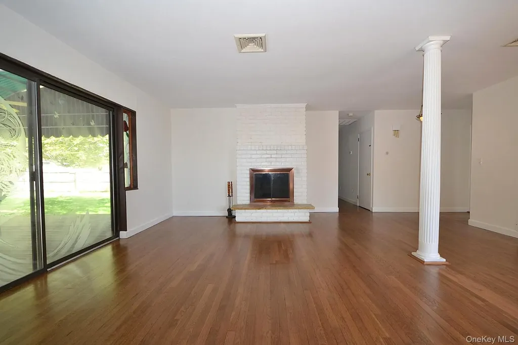 16 Hunter Place Smithtown NY 11787
