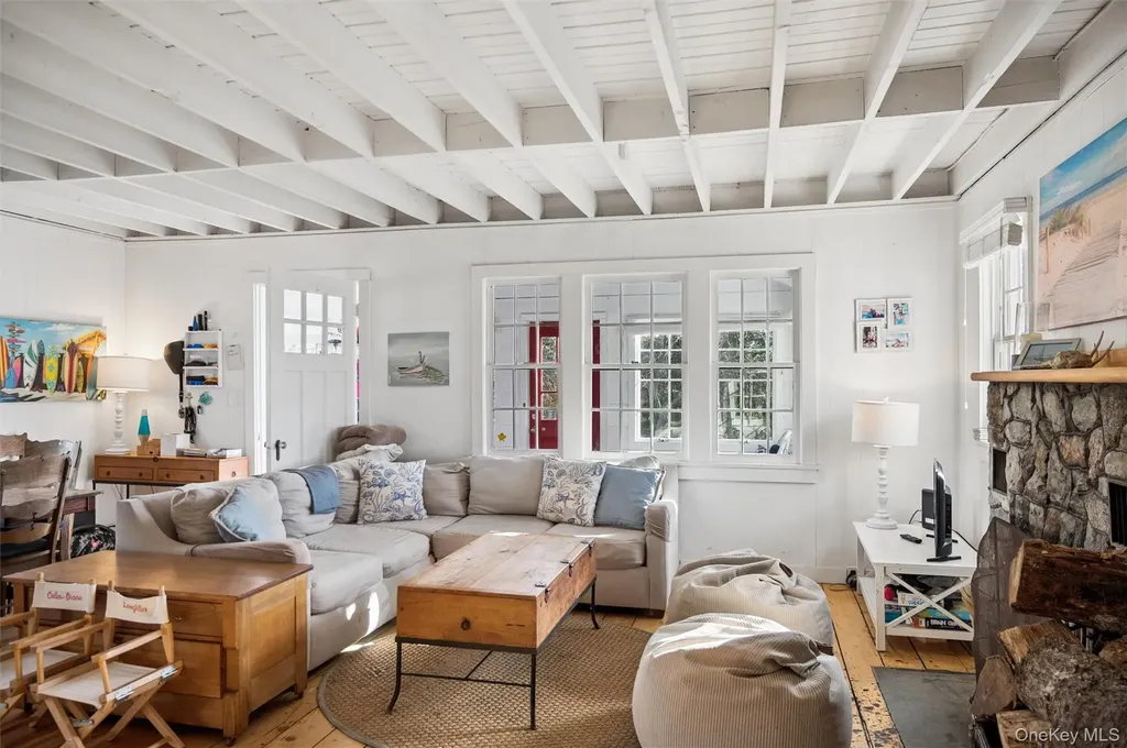 6 Private Row Hampton Bays NY 11946