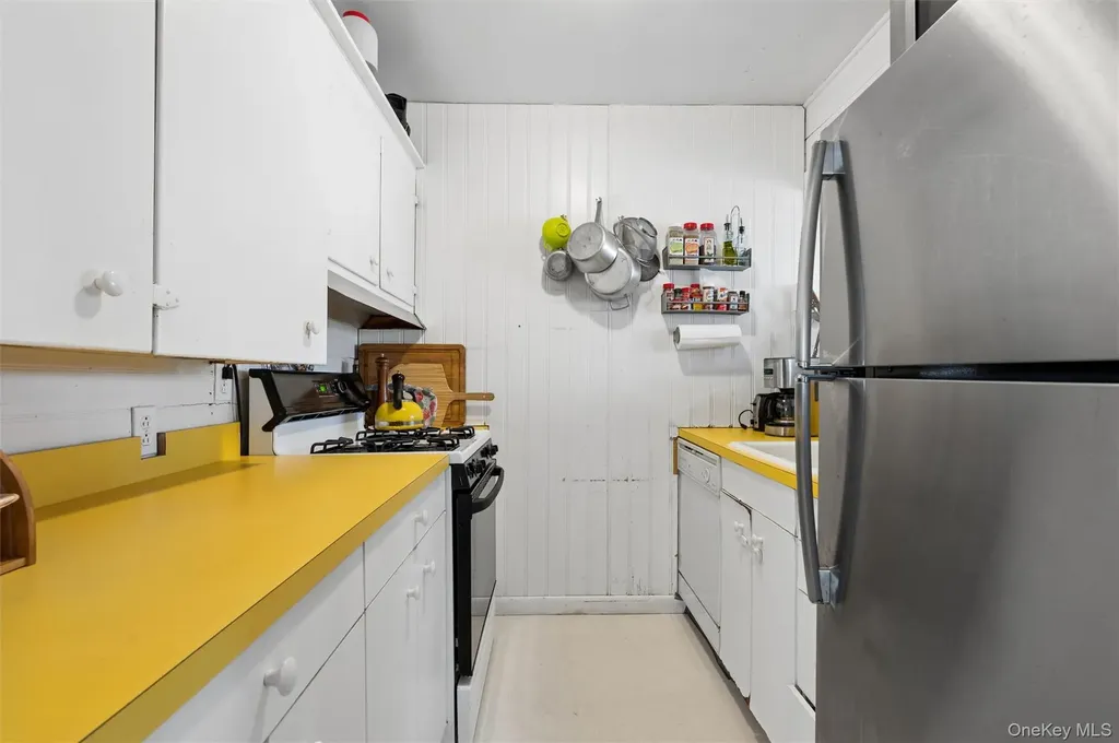 6 Private Row Hampton Bays NY 11946