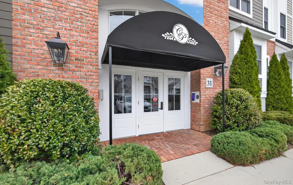 31201 Spruce Pond Circle Plainview NY 11803