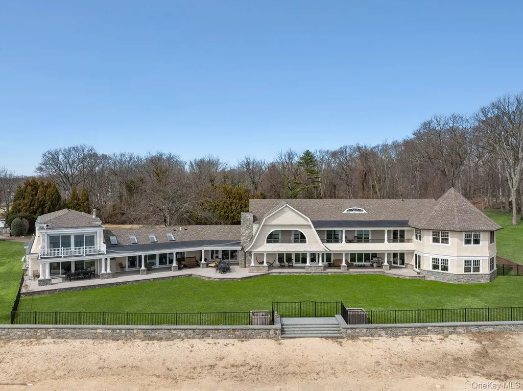 33 Beach Road Northport NY 11768