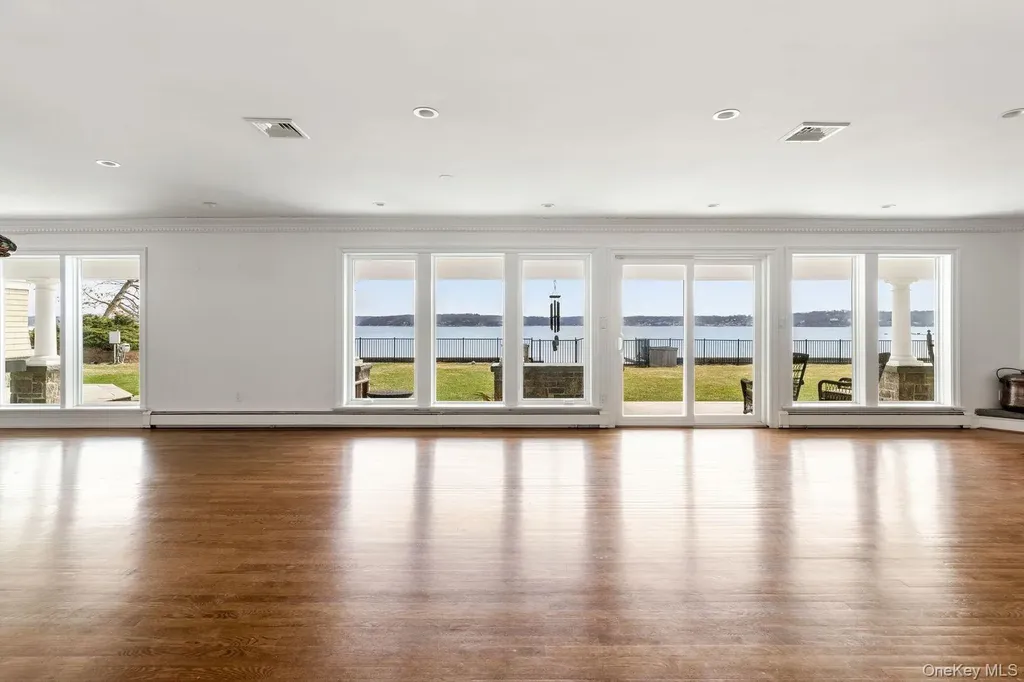 33 Beach Road Northport NY 11768