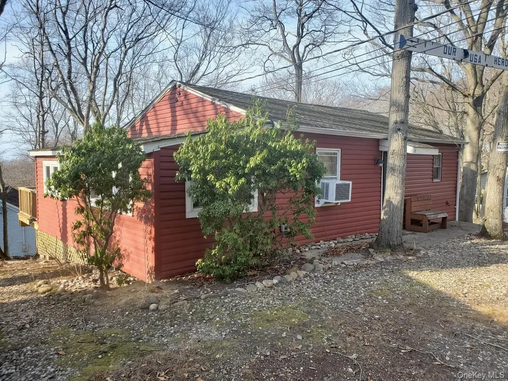 15 E Way Path Baiting Hollow NY 11933