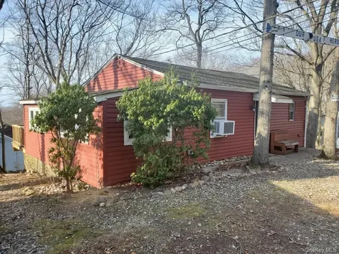 15 E Way Path Baiting Hollow NY 11933