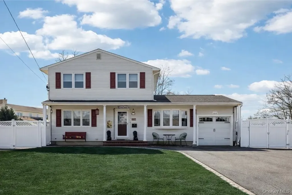 31 Circle Lane Bay Shore NY 11706