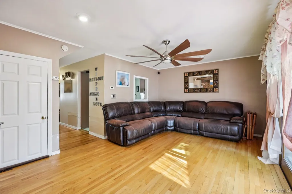 31 Circle Lane Bay Shore NY 11706
