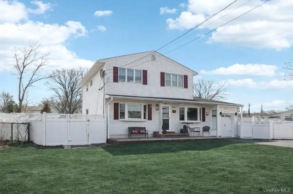 31 Circle Lane Bay Shore NY 11706