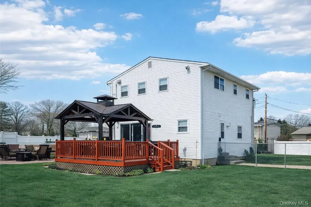 31 Circle Lane Bay Shore NY 11706