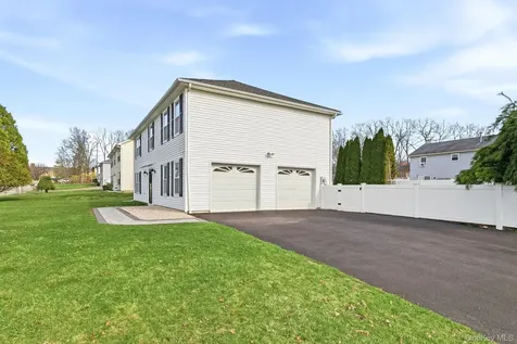 8 Eagle Lane Poughkeepsie NY 12601