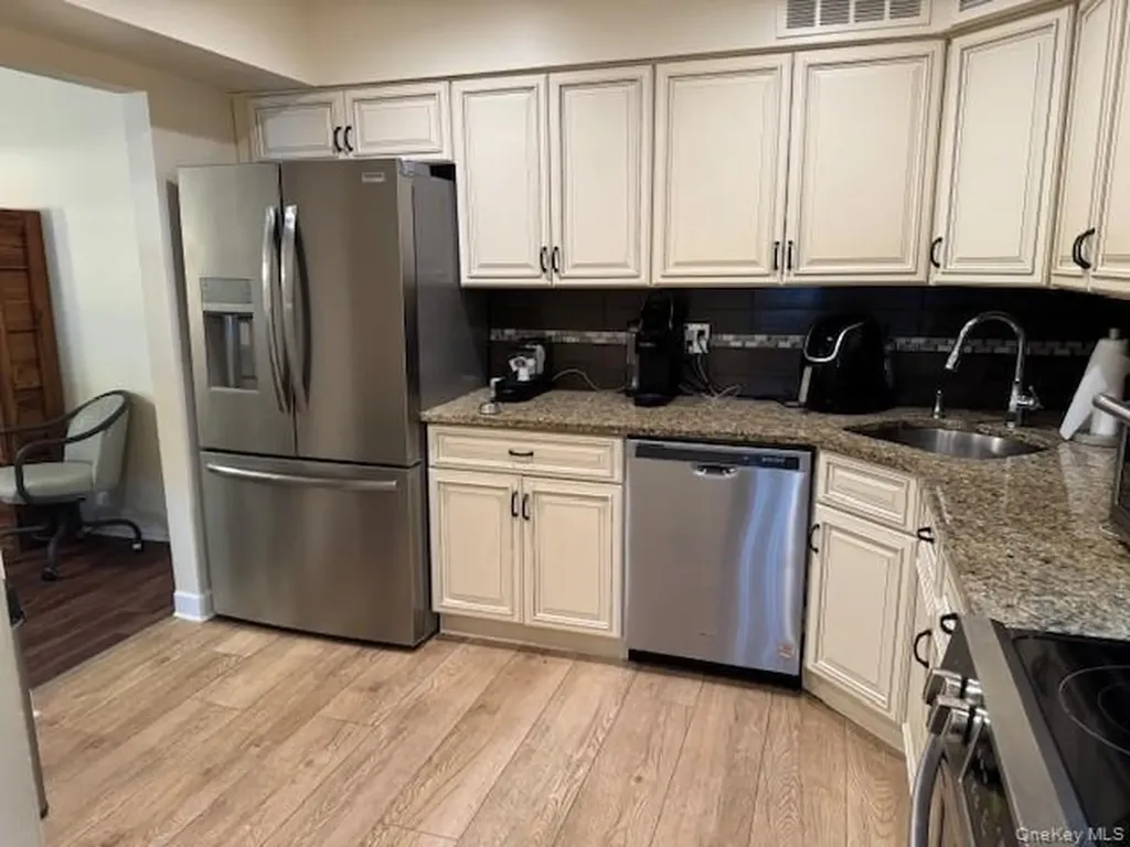 49 Santa Barbara Drive Plainview NY 11803