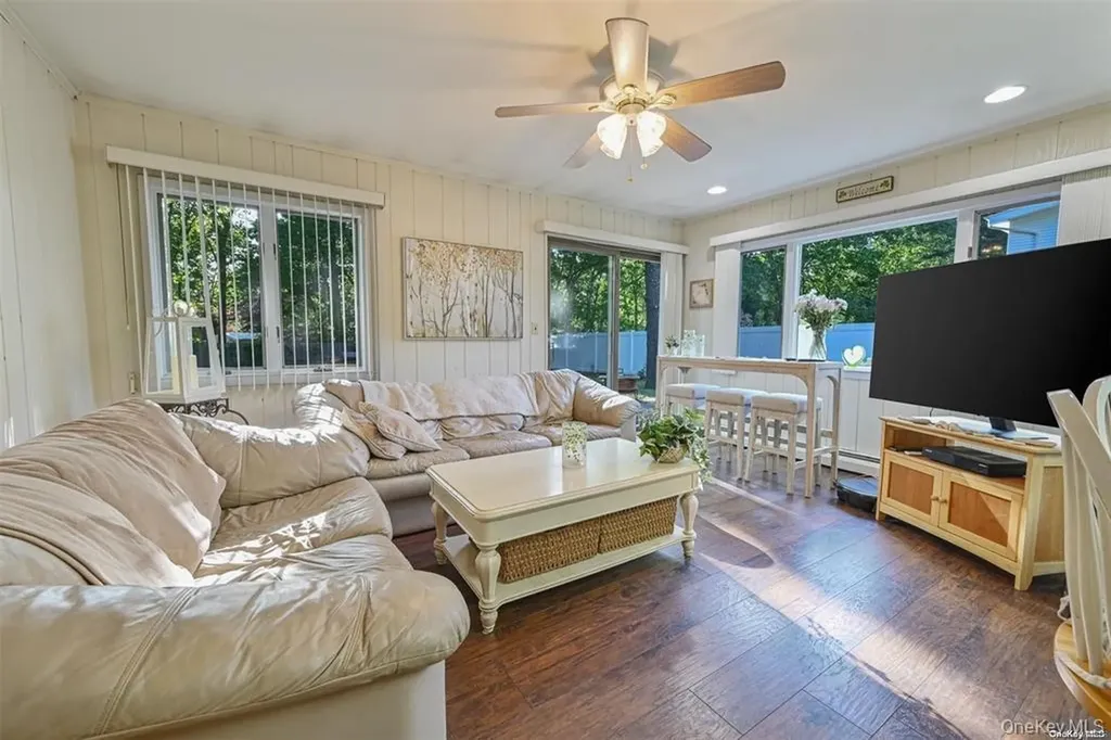 38 Glenmere Lane Coram NY 11727