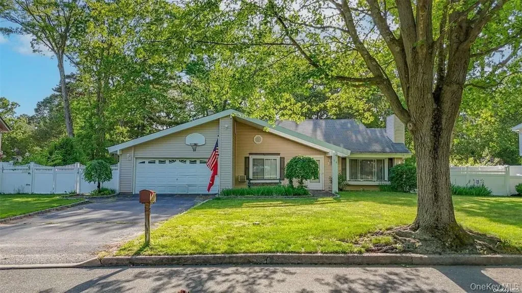 38 Glenmere Lane Coram NY 11727