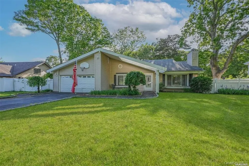 38 Glenmere Lane Coram NY 11727