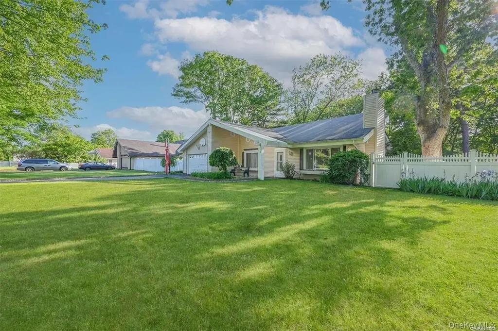 38 Glenmere Lane Coram NY 11727
