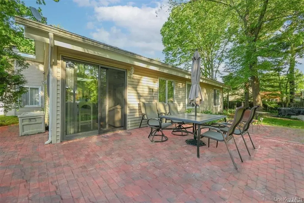 38 Glenmere Lane Coram NY 11727