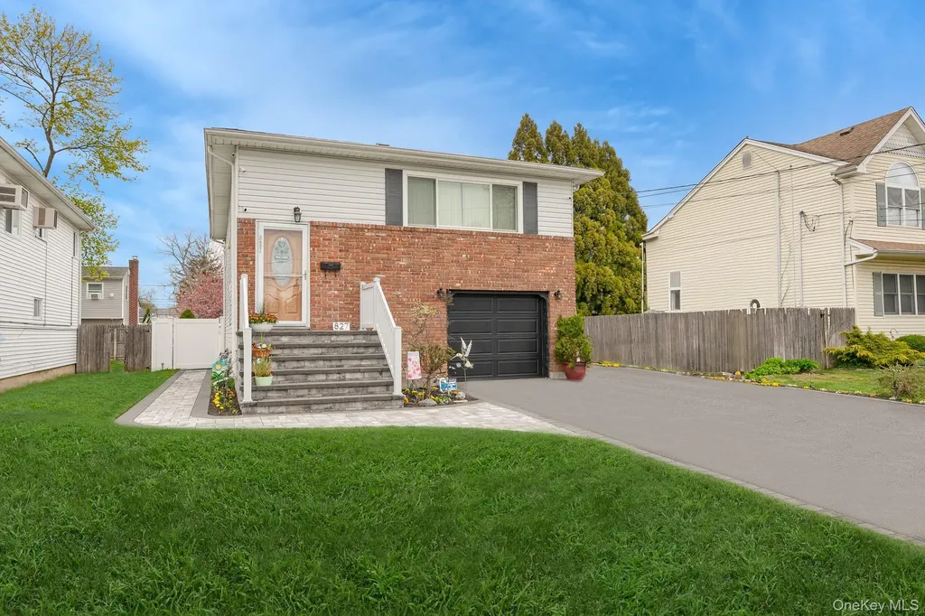 827 Bermuda Road West Babylon NY 11704
