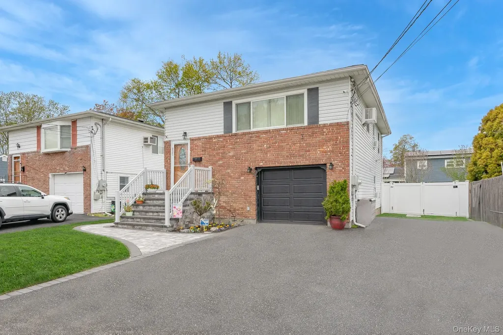 827 Bermuda Road West Babylon NY 11704