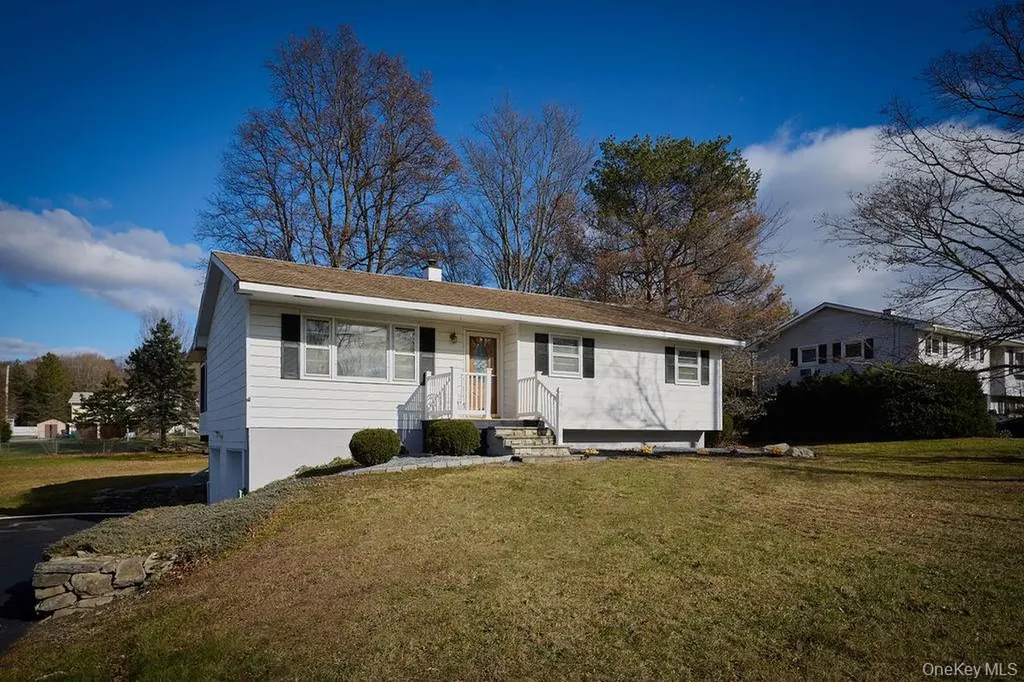17 Andover Lane Poughkeepsie NY 12601