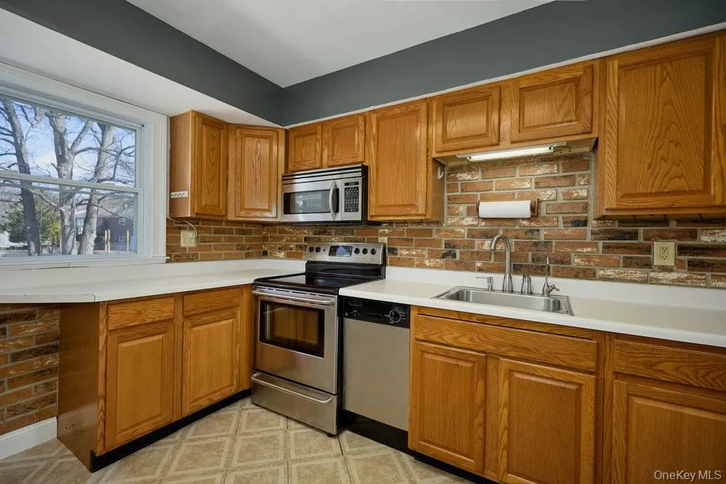 17 Andover Lane Poughkeepsie NY 12601