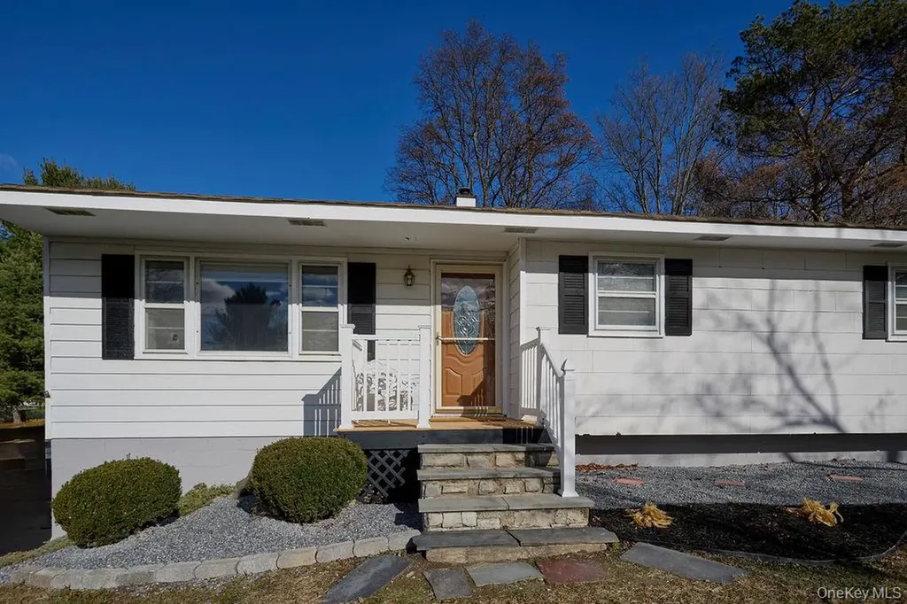 17 Andover Lane Poughkeepsie NY 12601
