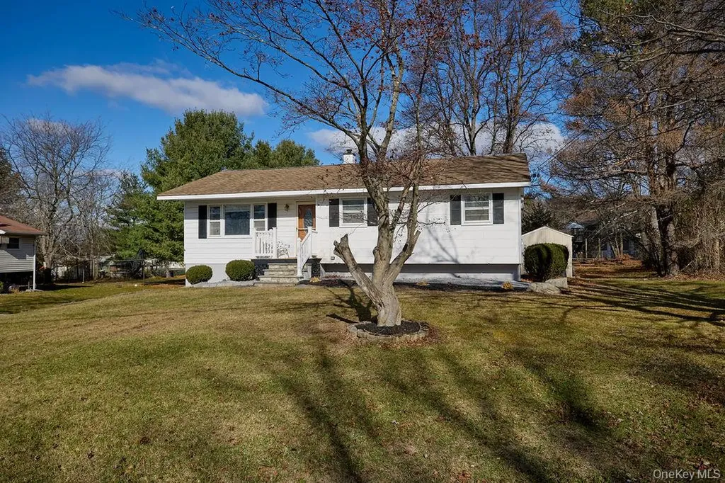 17 Andover Lane Poughkeepsie NY 12601
