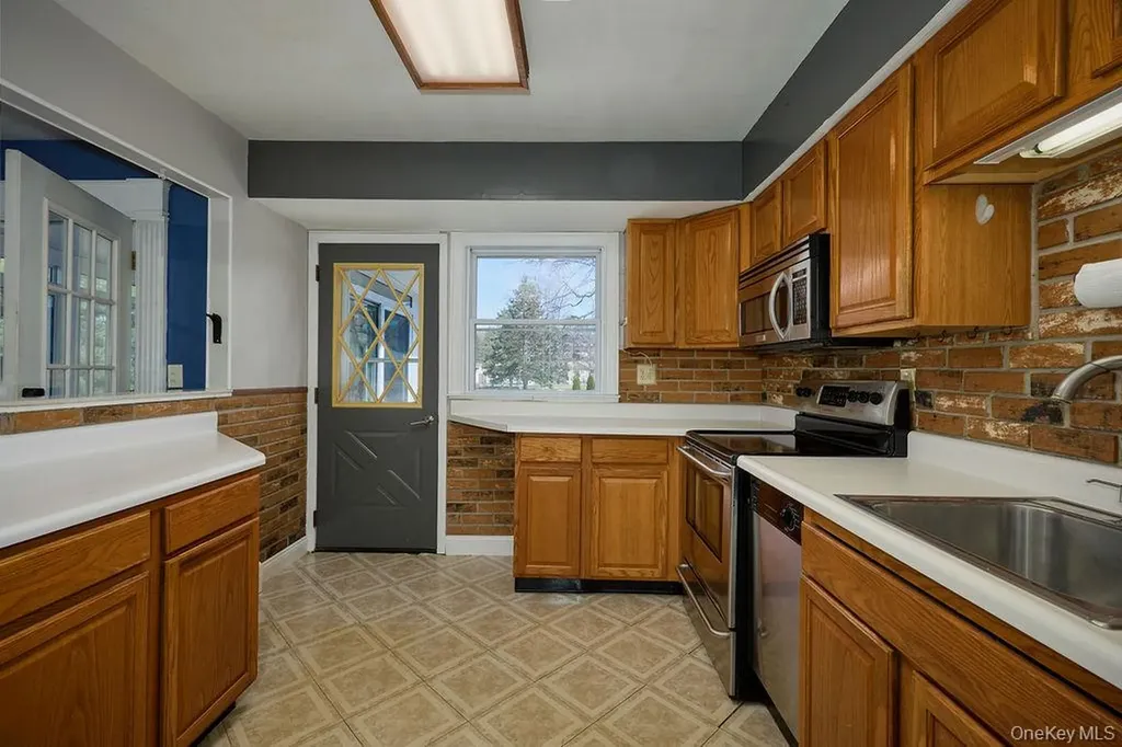 17 Andover Lane Poughkeepsie NY 12601