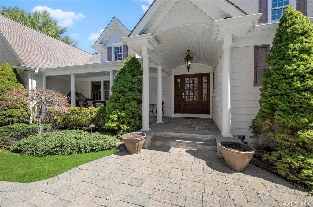 2 Memas Court Dix Hills NY 11746