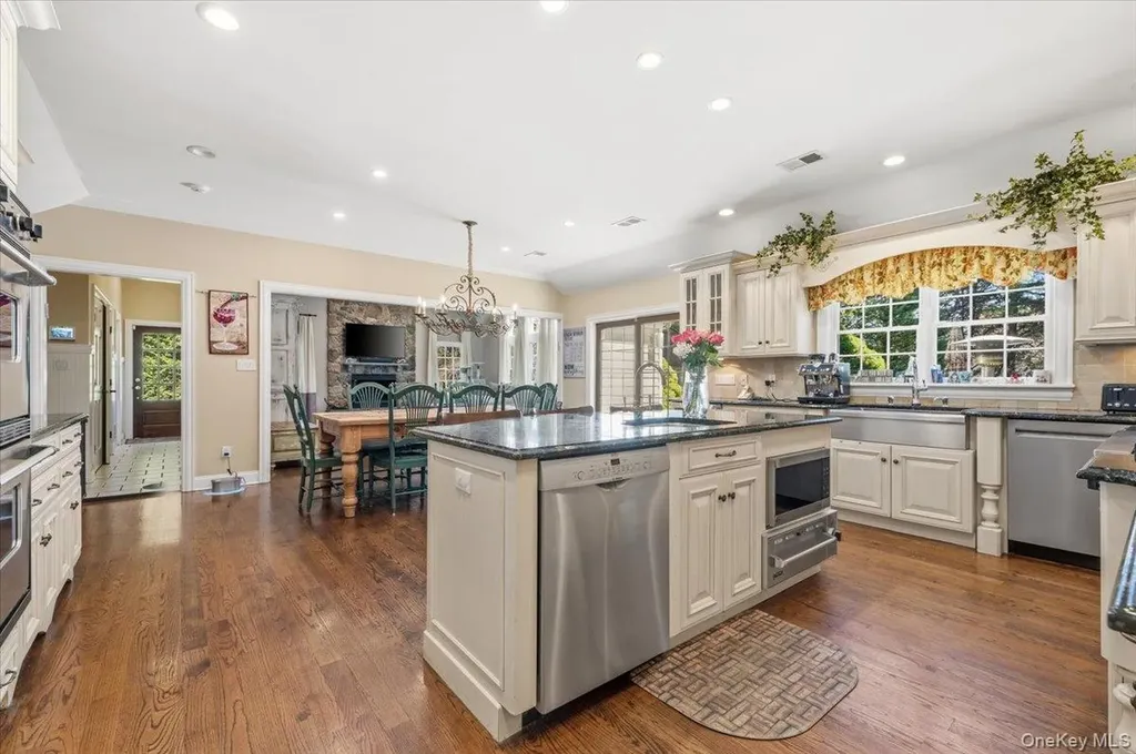 2 Memas Court Dix Hills NY 11746
