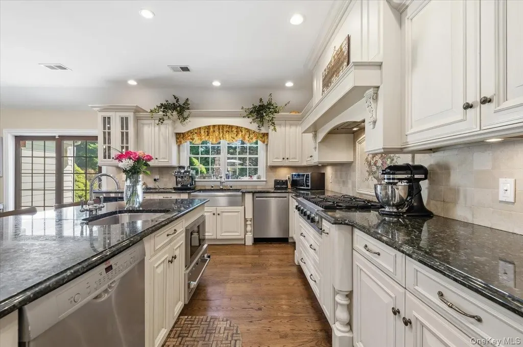 2 Memas Court Dix Hills NY 11746