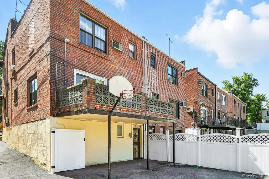 1245 Rhinelander Avenue Bronx NY 10461