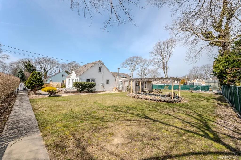 33 Manor Drive Shirley NY 11967
