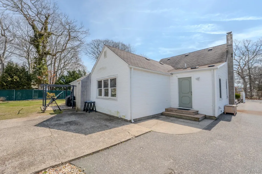 33 Manor Drive Shirley NY 11967
