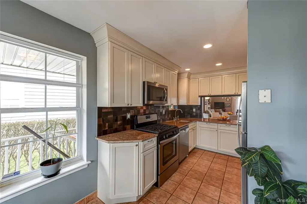83 Broadlawn Drive Central Islip NY 11722