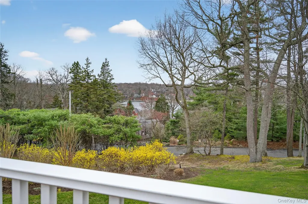 2 Crescent Court Centerport NY 11721