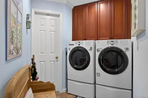2 Crescent Court Centerport NY 11721